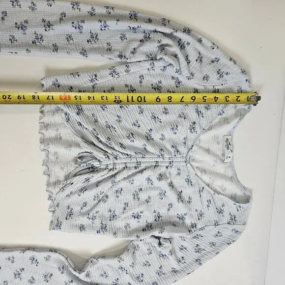Hollister Medium Blue Dainty Floral Crop Top Long Sleeve - Picture 4 of 7